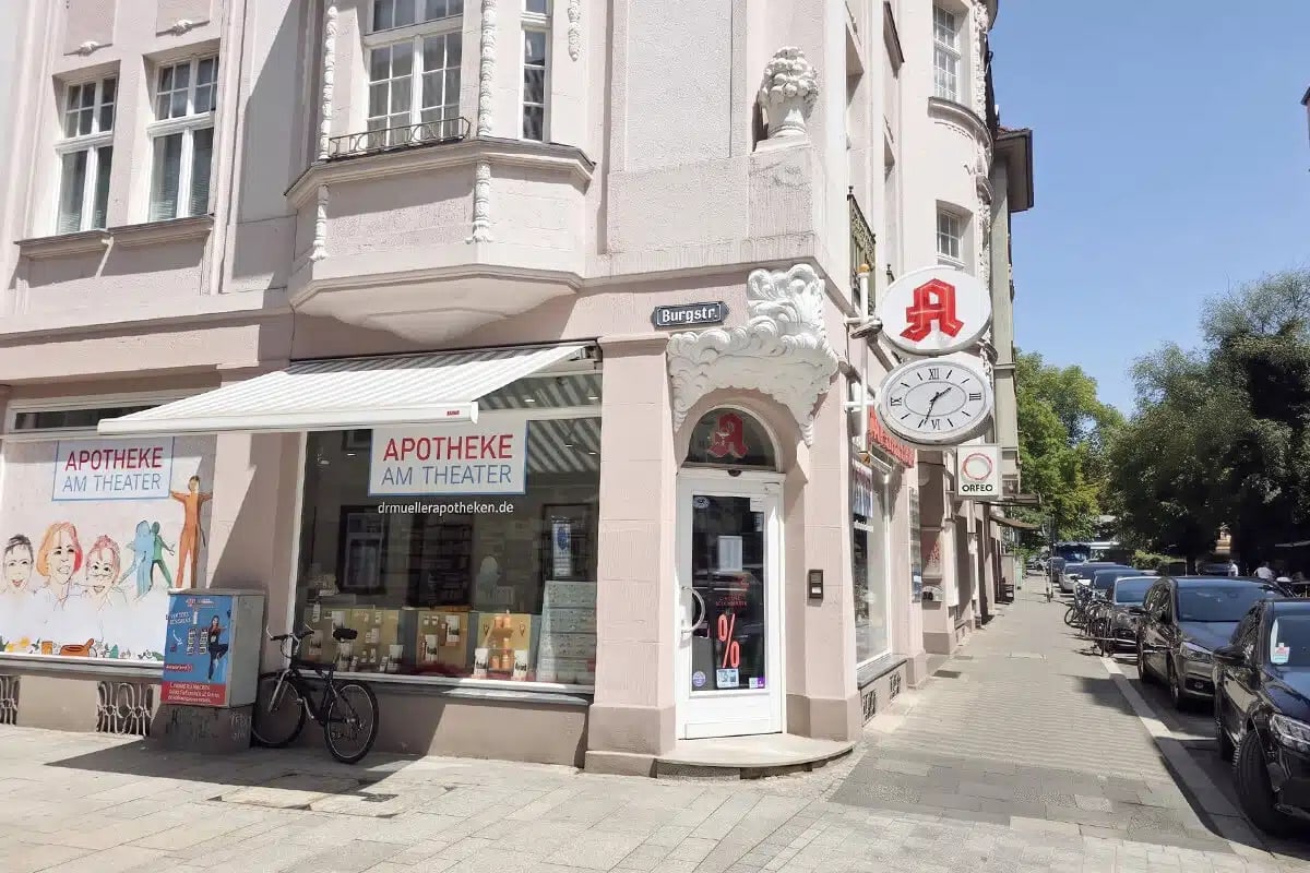Eckgebäude mit Apotheke am Theater in Göttingen
